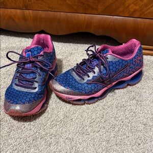 Mizuno Women's Blue and Pink Athletic Shoes